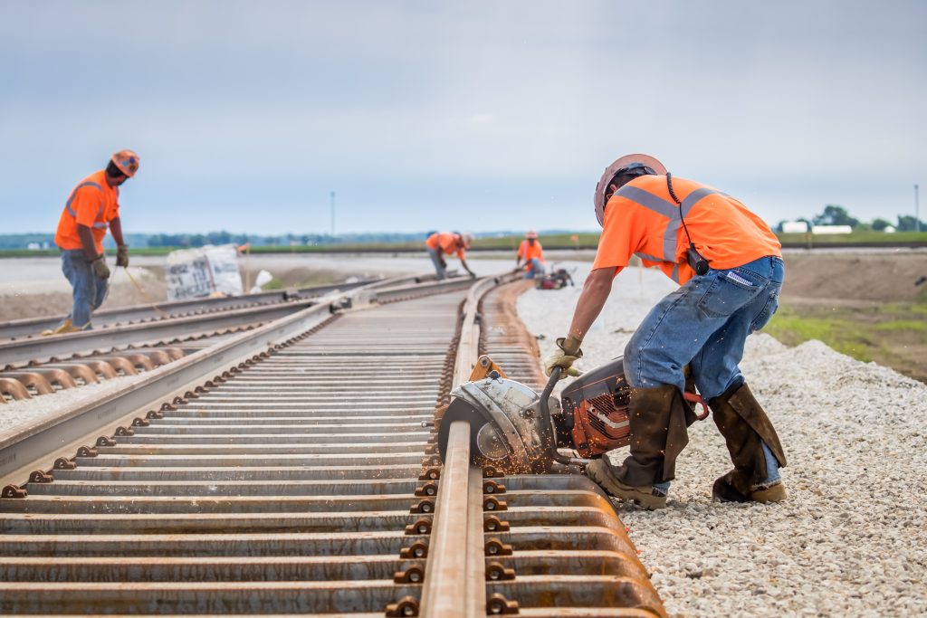 Gleisbauer arbeiten an den Schienen.