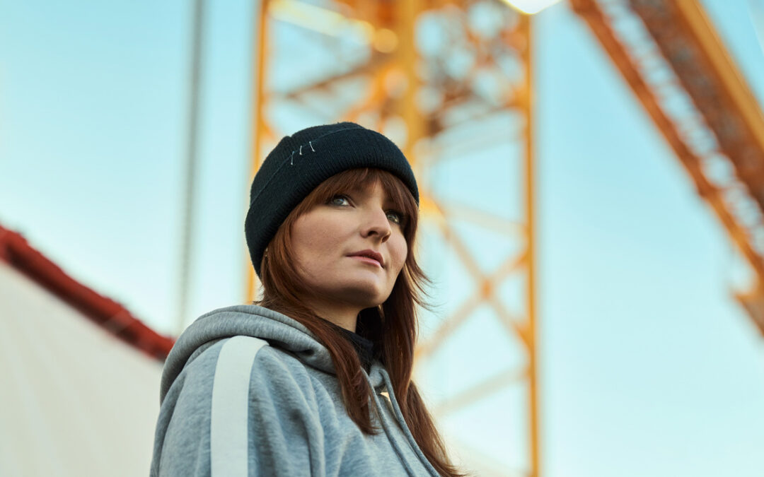 Hoch hinaus: Interview mit Dachdeckerin und Model Alexandra